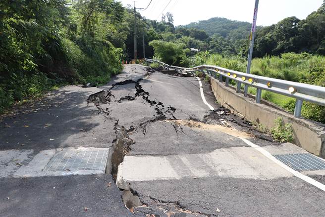 苗5之2線路面隆起如波浪，圖為去年災情景況。（苗栗縣政府提供／李京昇苗栗傳真）