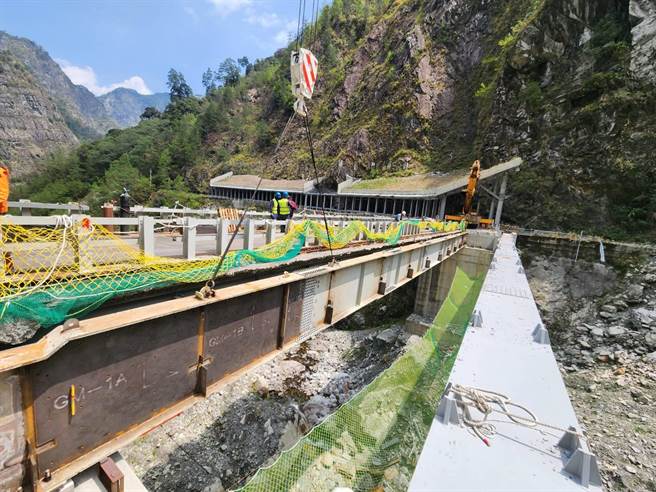 中横便道台8临37线登仙溪桥进行吊钢梁工程。（谷关工务段提供）