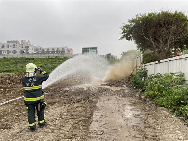 竹北生医园区停车场旁发生瓦斯管遭挖断瓦斯外泄，新竹县消防局前往救援。（新竹县消防局提供／邱立雅竹县传真）