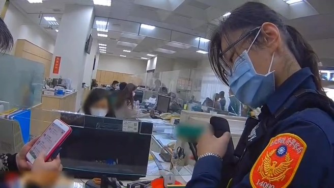 妇人误信以为匯钱就能申购新股，实际上钱却进了诈骗集团口袋，幸亏银行行员机警，携手文山二分局员警拆穿诈骗集团的伎俩，守住民眾的血汗钱。（简铭柱翻摄）