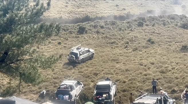 民眾目击皮卡车Off Road闯入造林区，拍照录影上传社群痛斥：「高山生态的浩劫！」（翻摄脸书《登山通报站》／杨静茹南投传真）