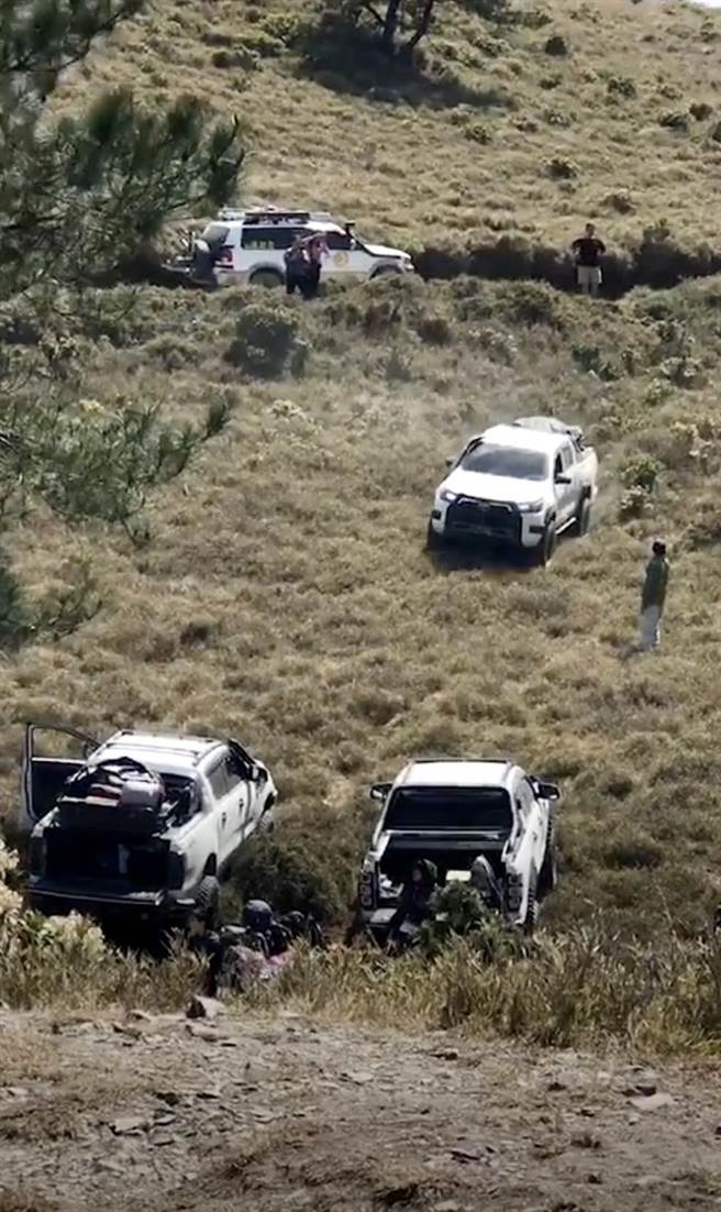 皮卡车疑闯入造林区或剑竹林，挑战车辆性能、耍帅，破坏山林行径嚣张。（翻摄脸书《登山通报站》／杨静茹南投传真）