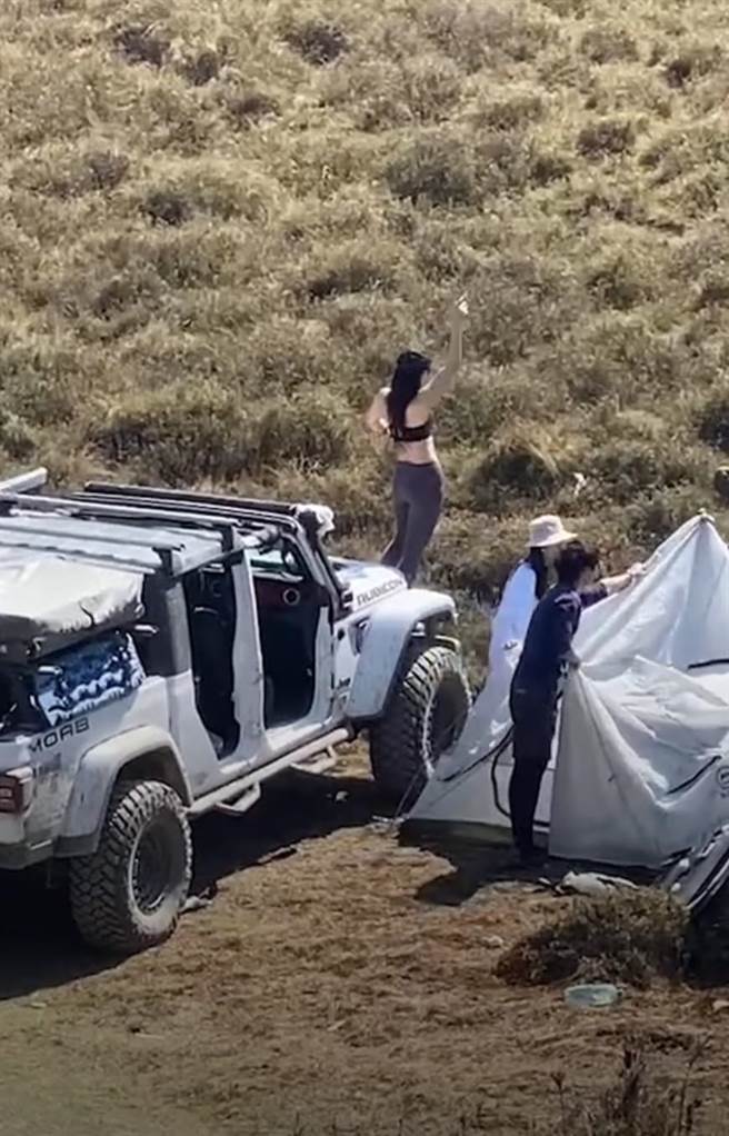 辣妹随着音乐节奏，在皮卡车旁、车顶搔首弄姿拍网美照，没人劝阻。（翻摄脸书《登山通报站》／杨静茹南投传真）