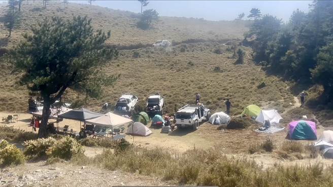 皮卡车队经丹大林道前往花莲县七彩湖山区野营，如入无人之境开派对。（翻摄脸书《登山通报站》／杨静茹南投传真）