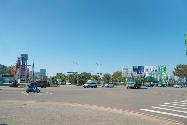 有民眾反映新竹市公道五路右转慈云路往竹北方向壅塞，停等红灯5分钟，好不容易等到绿灯却只有20秒绿灯可右转，让人恼怒。（本报资料照片）