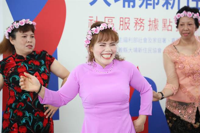 大埔乡新住民社区服务据点今揭牌，新住民姐妹穿上传统服饰欢喜庆祝。（嘉义县政府提供∕吕妍庭嘉义传真）