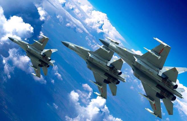 中共解放軍8日至10日展開環台軍演，派出多架軍機擾台。圖為解放軍殲-16戰機資料照。（圖／新華社）