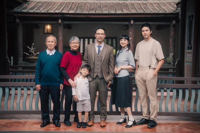 陈威全爸妈（左起）、陈威全的儿子与陈威全、魏晖倪、潘君仑合演MV。（上行娱乐提供）