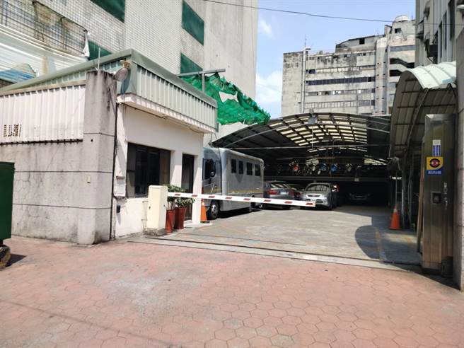 陈姓驻卫警误触击发地点在银行后方的驻卫警备勤室。（读者提供／吕妍庭嘉义传真）