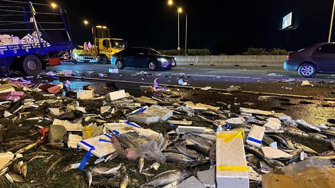 1辆鱼货车自撞护栏翻覆国道1号，鲜鱼散落车道回堵1公里。（民眾翻摄／张朝欣云林传真）