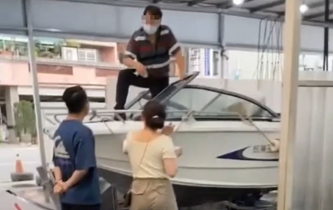 男子开车拖游艇到自助洗车场「洗船」，立刻引起其他在洗车的民眾好奇围观。（翻摄自社会事影音）