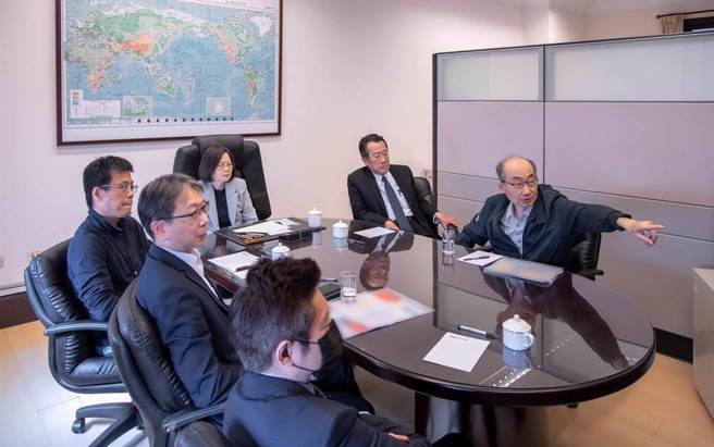 共军环台演习，总统蔡英文(中)8日分享听取国安简报的照片，但与会阵容引发讨论。（图／取自蔡英文脸书）