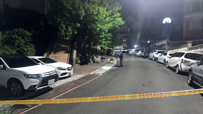 北市內湖深夜傳槍響男子腳部中彈送醫，警方在現場採證。（翻攝畫面）
