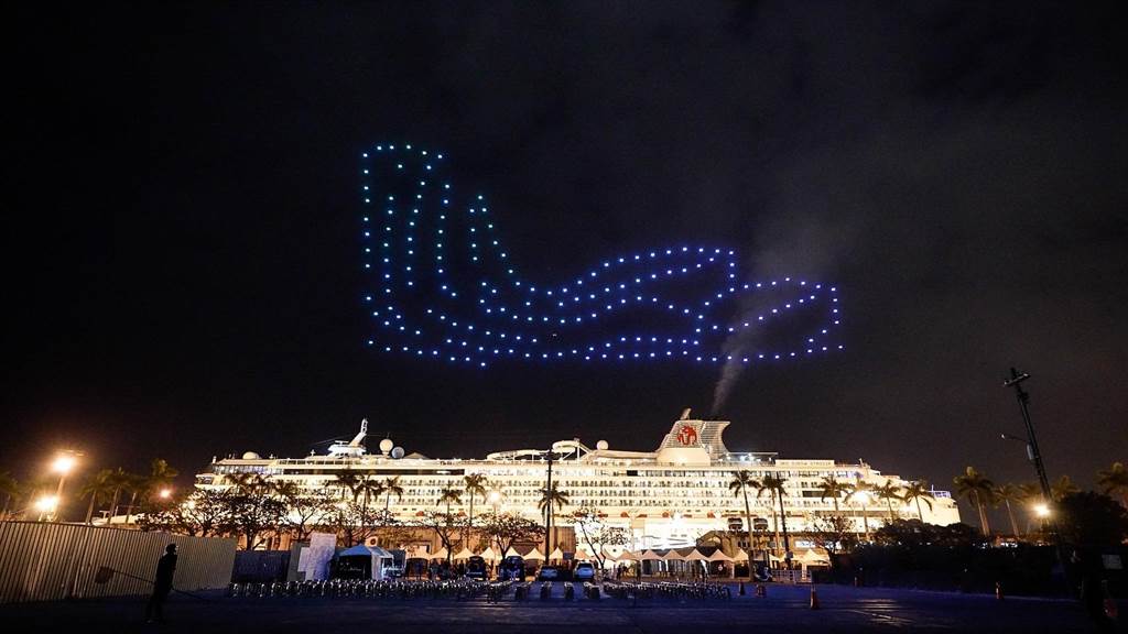 高市觀光局祭出無人機表演迎接千人郵輪客，圖型為高雄港旅運中心。（柯宗緯翻攝）