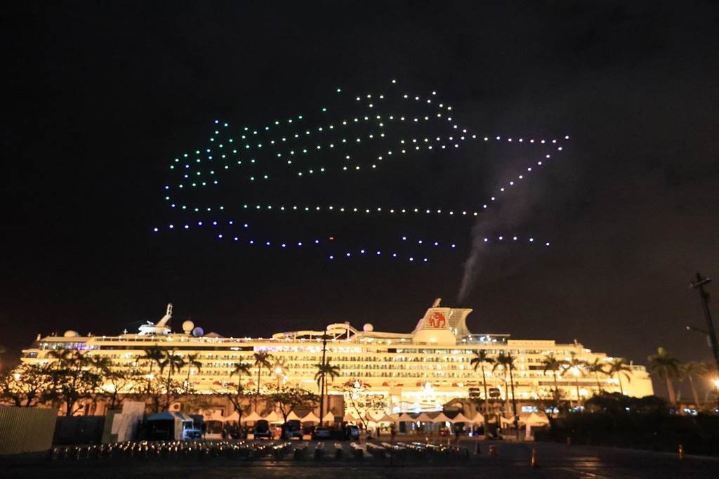 高市觀光局祭出無人機表演迎接千人郵輪客，圖型為郵輪。（柯宗緯翻攝）