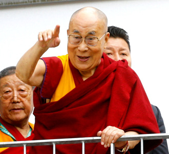 影》要男童「吸我舌頭」畫面瘋傳 達賴喇嘛道歉仍挨轟「噁心」
