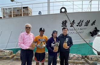 高雄海洋局關心外籍船員 暖心致贈台灣鳳梨