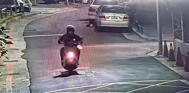 槍手騎乘機車逃逸。（翻攝畫面）
