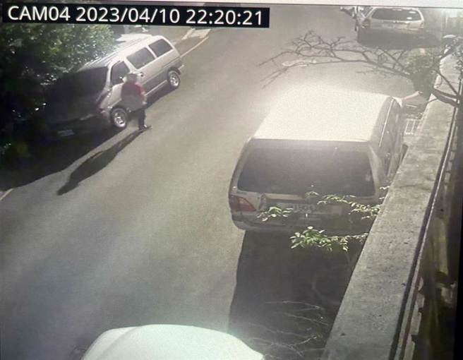 槍手犯案前，穿著外送員制服外套在周邊徘徊。（翻攝畫面）