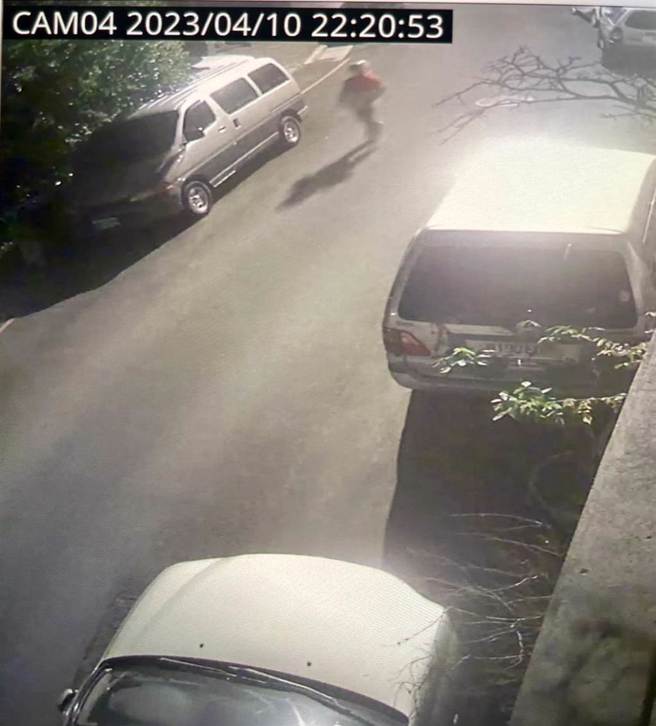 槍手犯案前，穿著外送員制服外套在周邊徘徊。（翻攝畫面）