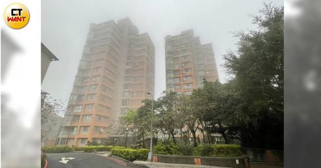 许多富商名人退休后选择住在台北近郊的「翠山居」，但住户反映因有部分住户捣乱导致管委会停摆。（图／陆运陞摄）