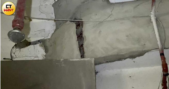 社区地下室主要梁柱都已龟裂，但因管委会停摆，无法顺利修缮。（图／陆运陞摄）