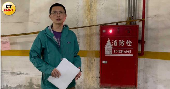 黄先生表示，住户最重视的消防设备因为管委会停摆，导致无法增添修缮。（图／陆运陞摄）