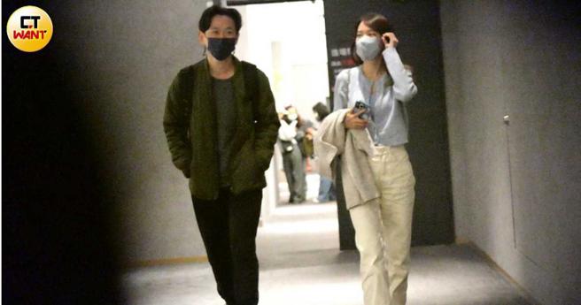 陈家逵与一名身材纤瘦的女子离开台北市中山区的电影院，两人一路轻声交谈。（图／本刊摄影组）