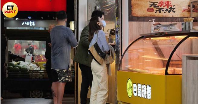 离开戏院后，陈家逵与女子先到附近的商店买了点吃的和饮料。（图／本刊摄影组）