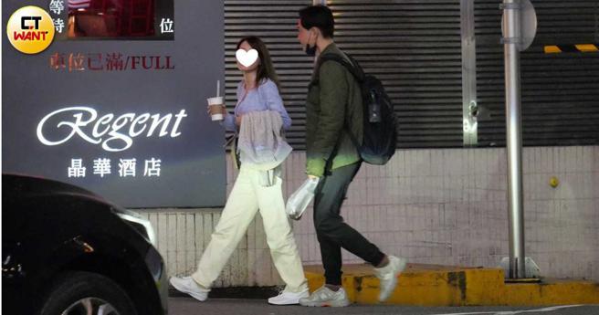 两人拎着吃的喝的在中山区边走边聊。（图／本刊摄影组）