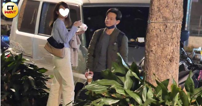 陈家逵与女子到公园边开吃，聊天聊得很投机。（图／本刊摄影组）