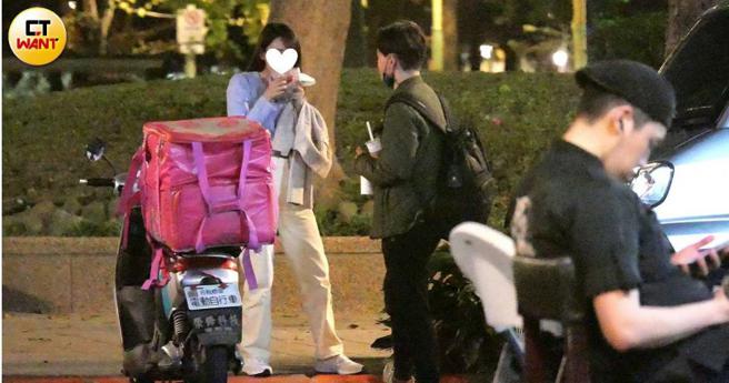 女伴脱下口罩露出清秀脸庞，吃东西时举止也颇有气质。（图／本刊摄影组）