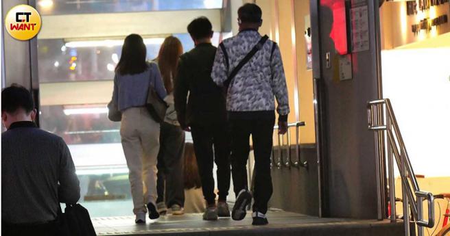 两人一同进捷运站准备各自搭车返家。（图／本刊摄影组）