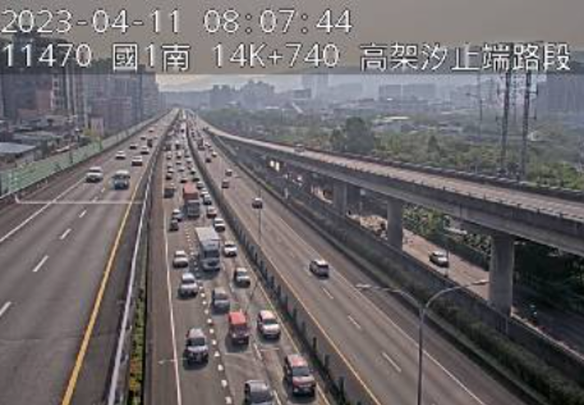 国道1号南下东湖交流道处11日上午7时许发生2车追撞，造成后方路段车流壅塞。（图／翻摄高公局）