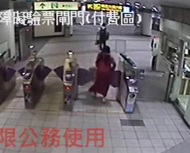 机捷闸门碰撞女乘客幸无大碍，桃捷公司呼吁与前一乘客保持出站距离。(翻摄照片／吕筱蝉桃园传真)