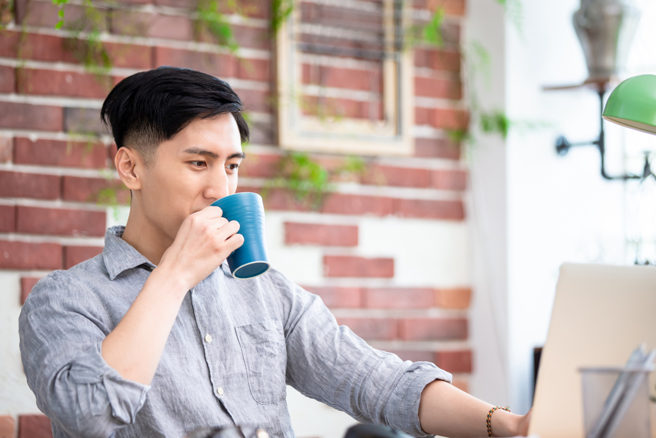营养师表示，多喝水对人体很重要，人体只要轻微脱水，会增加「压力荷尔蒙」的分泌，长久会造成大脑永久的损伤。(示意图/Shutterstock )