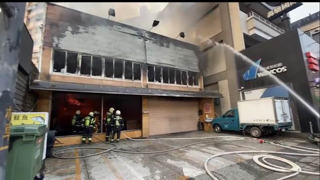 桃园市八德区中华路一家麻辣锅餐厅今（11）日清晨发生大火。（桃园市消防局提供／陈梦茹桃园传真）