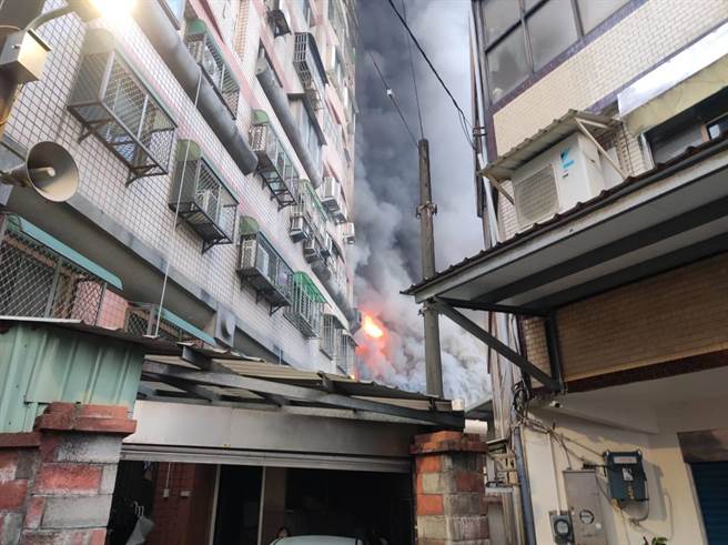 桃园市八德区中华路一家麻辣锅餐厅今（11）日清晨发生大火。（桃园市消防局提供／陈梦茹桃园传真）