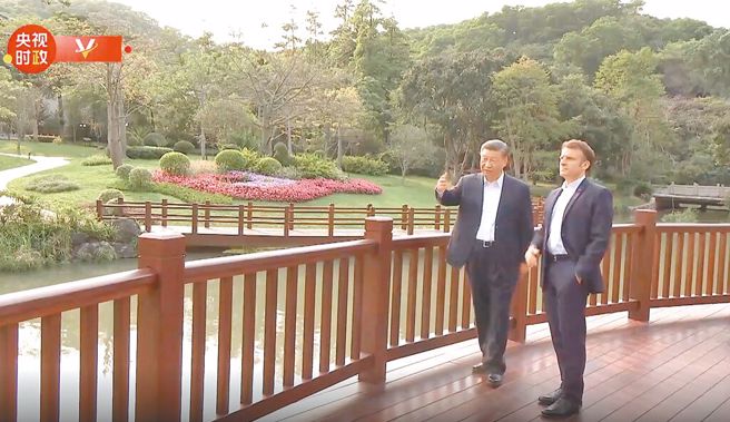 大陸國家主席習近平（左）與法國總統馬克宏7日在廣州松園舉行非正式會晤，馬克宏此行受到大陸超高規格待遇。（摘自央視）