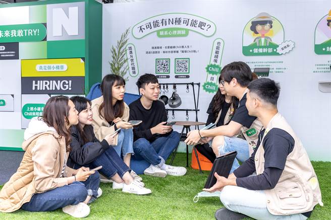 新鲜人有证照，104人力银行调查，面试邀约将多3分之1的机会；图为国泰金控台大校园徵才活动。(国泰提供)