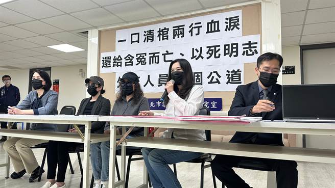 国民党立委王鸿薇与台北市议员应晓薇，11日与日前于巴西轻生的圣保罗办事处王姓组长的家属一同出面召开记者会，控诉办事处长冯光中于调查报告中公然说谎。（丁上程摄）