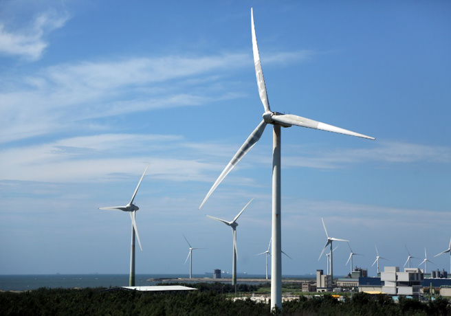 一场全新的净零排放革命正在台湾发生，在过去一年里，从政府力量推动产业界净零者，可以分为两大阵营。（图/ 远见提供）