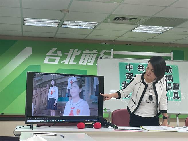 民进党台北市议员简舒培、陈贤蔚接获民眾，敦化国小合唱团的表演被剪辑为中国福建广电2023年春节晚会，家长、孩童却不知情。（刘彦宜摄）