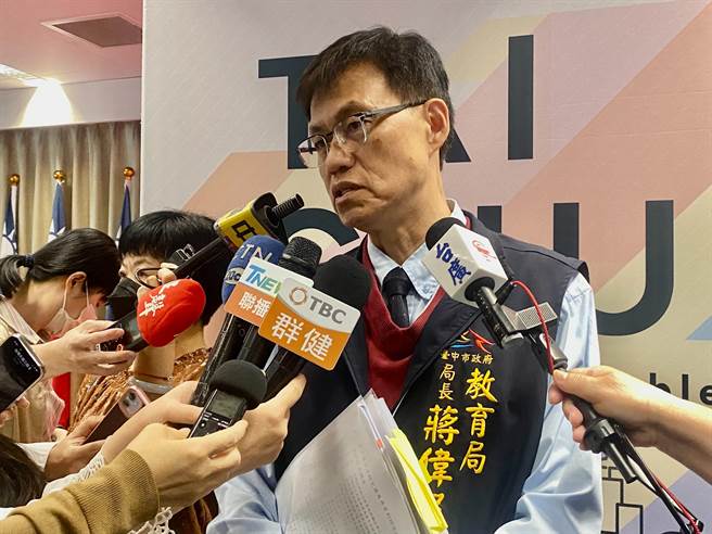 台中市教育局长蒋伟民今天表示，丰原高中案老师及教官共7人暂时不会回到原岗位。（张亦惠摄）