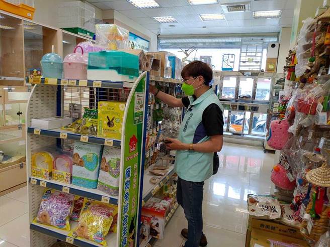 新北市经发局近期抽查250件「非猫狗类宠物食品」标示状况，不合格率竟高达45％，其中又以未标示制造日期、制造商、原产地为大宗。（新北市经发局提供）