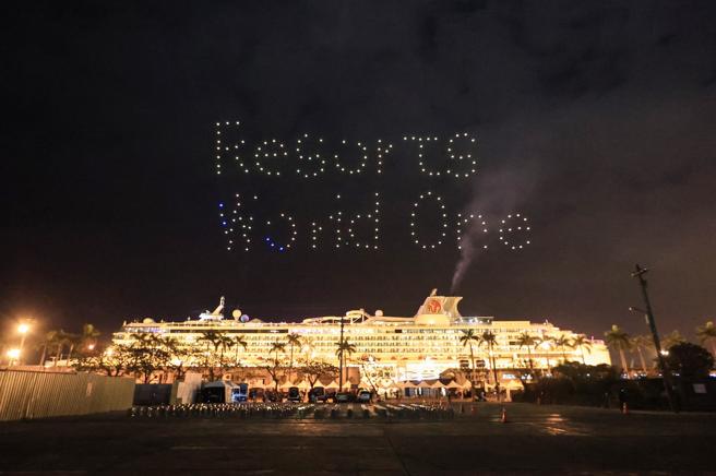 无人机表演排出Resorts World One（名胜世界壹号）迎接千人邮轮客。（高雄市观光局提供）