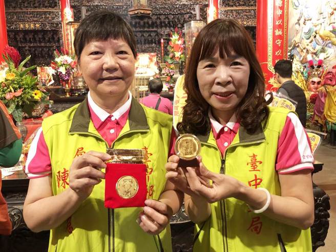 陳湘慈指出，為回饋信眾，每套郵摺特別加贈「郵保庇平安御守」，以Q版手繪媽祖親民風格呈現，期盼媽祖的「郵保庇」普照全國信眾。(陳世宗攝)