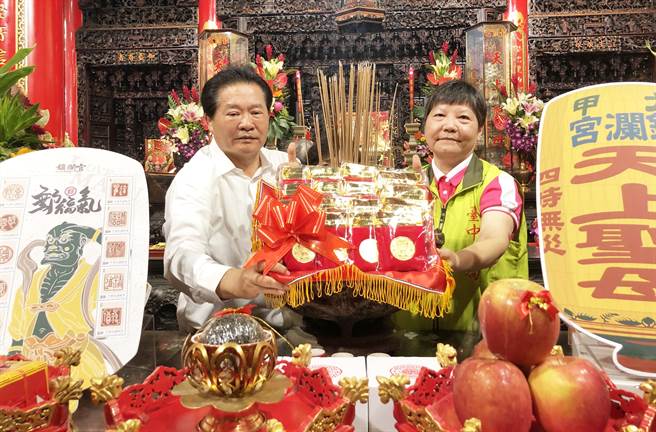 台中郵局局長陳湘慈及鎮瀾宮副董事長鄭銘坤，今天上午於大甲鎮瀾宮大殿，舉行媽祖平安燈郵摺祈福過火儀式。(陳世宗攝)