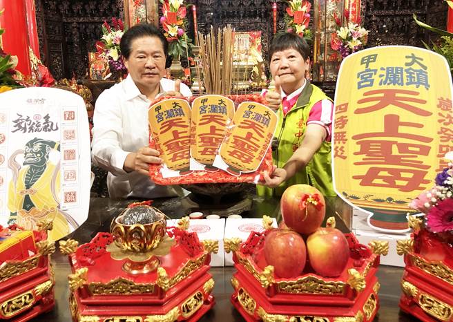 台中郵局局長陳湘慈及鎮瀾宮副董事長鄭銘坤，今天上午於大甲鎮瀾宮大殿，舉行媽祖平安燈郵摺祈福過火儀式。(陳世宗攝)