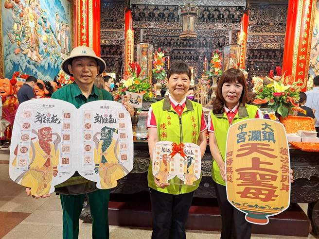 陳湘慈指出，為回饋信眾，每套郵摺特別加贈「郵保庇平安御守」，以Q版手繪媽祖親民風格呈現，期盼媽祖的「郵保庇」普照全國信眾。(陳世宗攝)